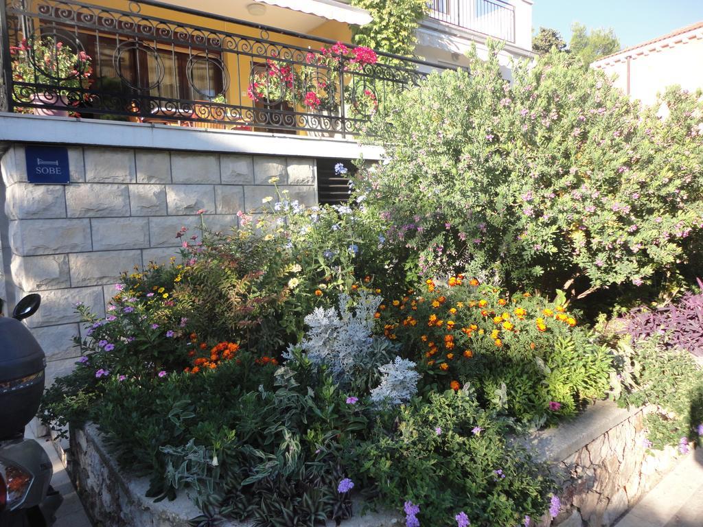 Guesthouse Apartment Bozica Бол Екстер'єр фото