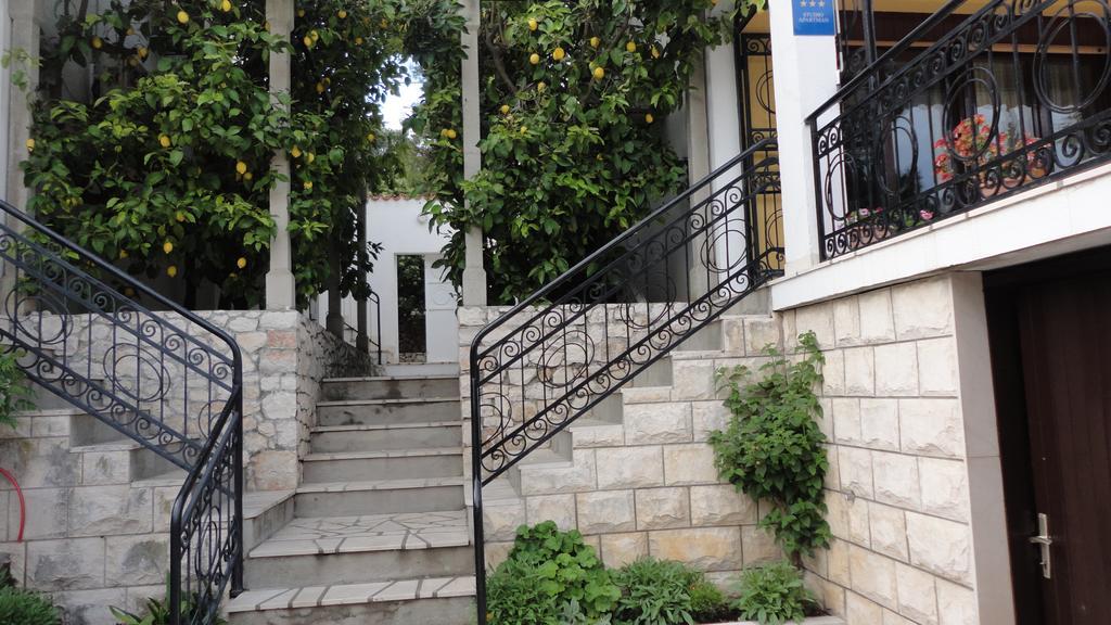 Guesthouse Apartment Bozica Бол Екстер'єр фото