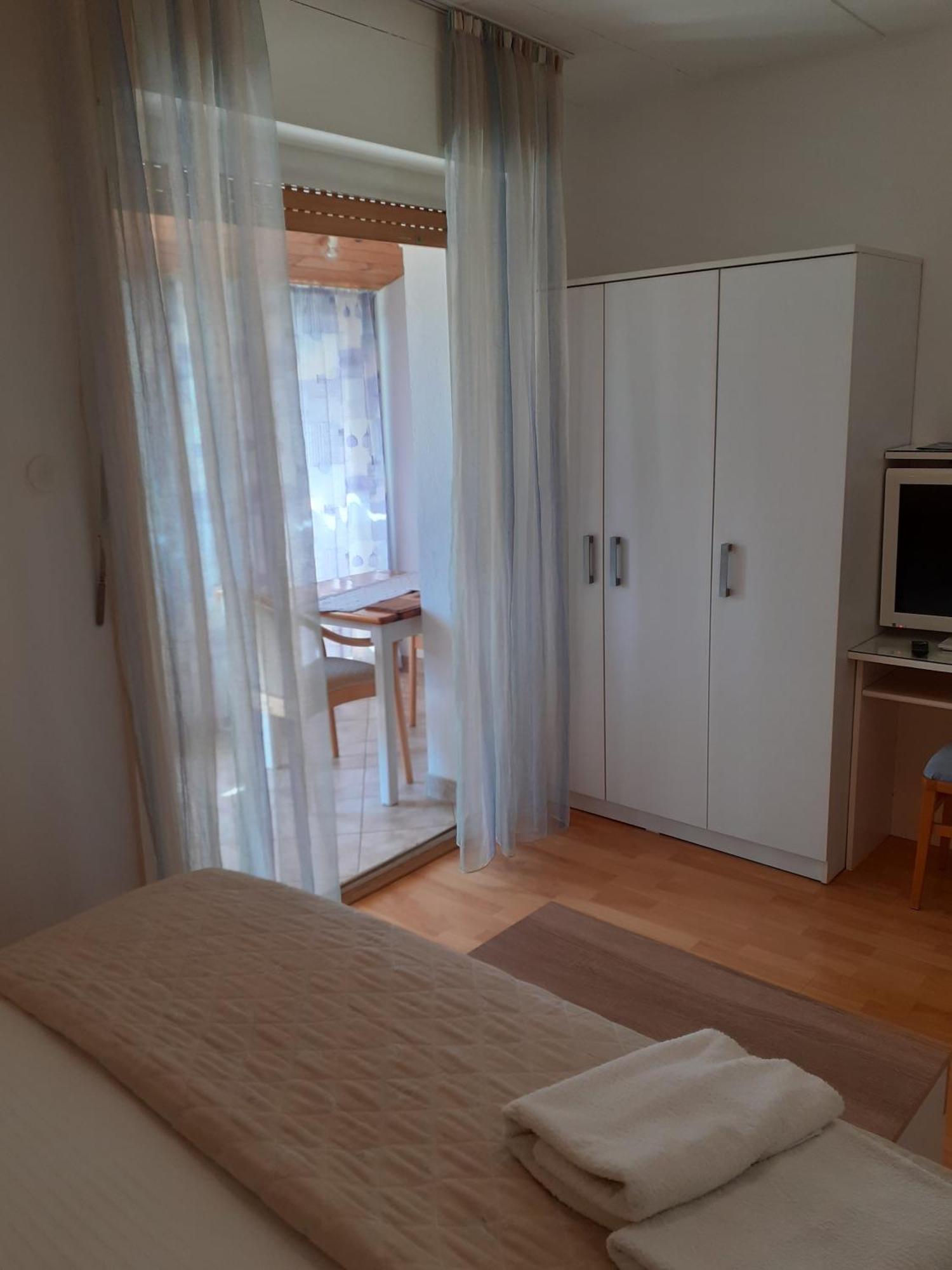 Guesthouse Apartment Bozica Бол Екстер'єр фото