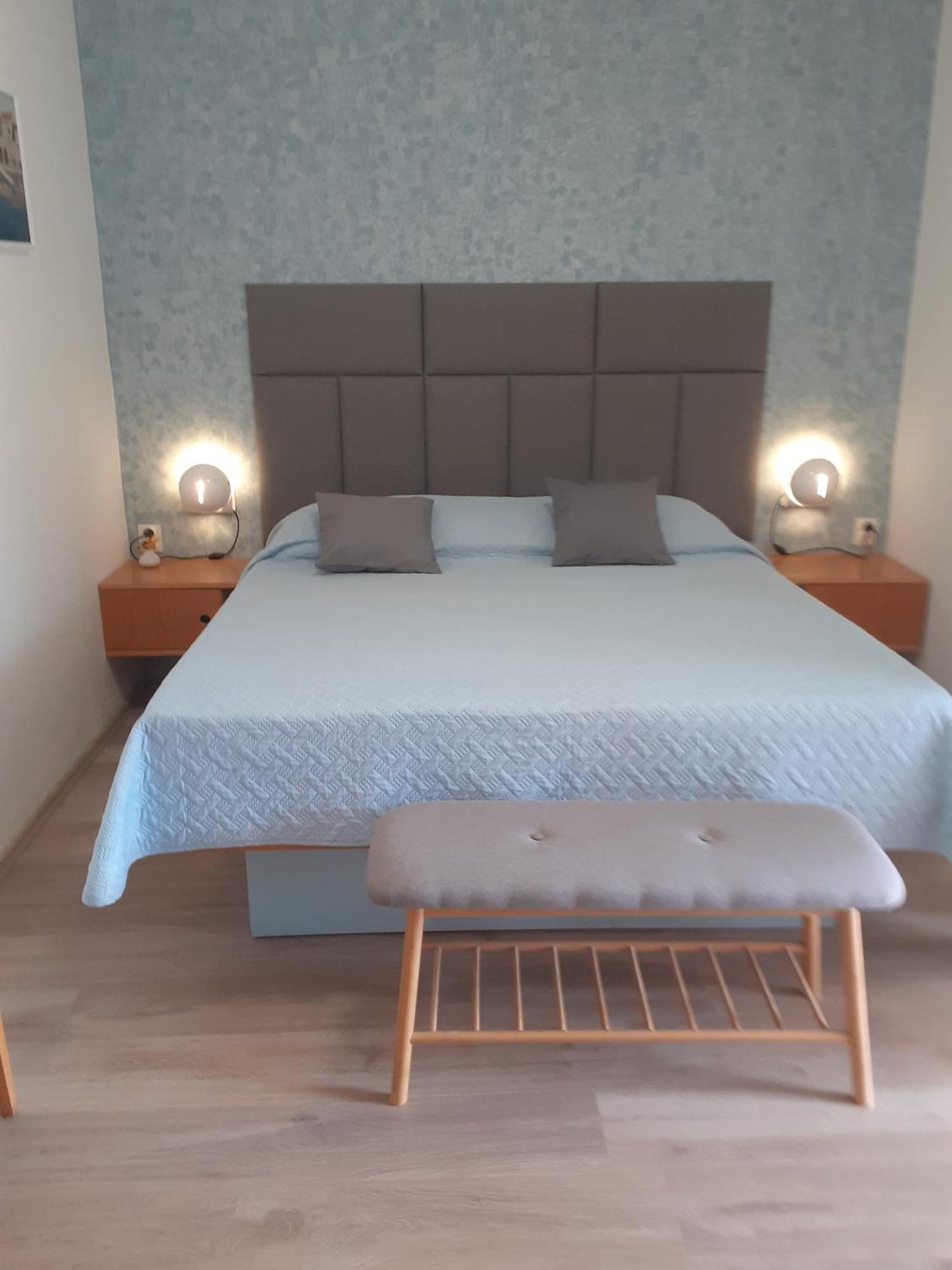 Guesthouse Apartment Bozica Бол Екстер'єр фото