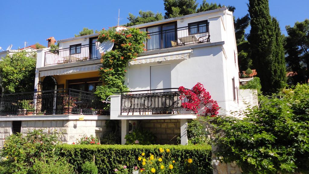 Guesthouse Apartment Bozica Бол Екстер'єр фото