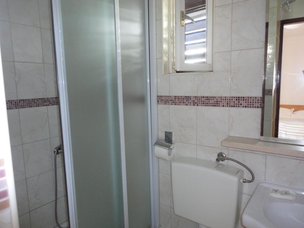 Guesthouse Apartment Bozica Бол Екстер'єр фото