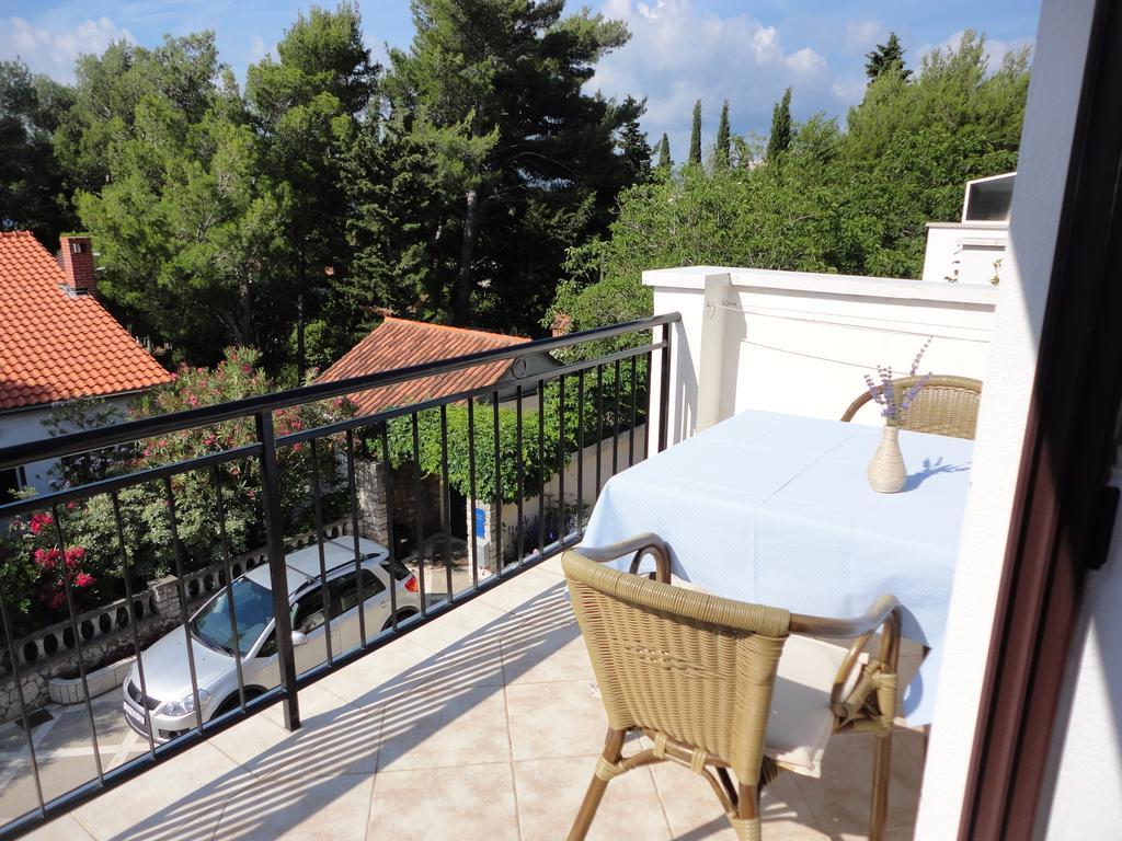 Guesthouse Apartment Bozica Бол Екстер'єр фото