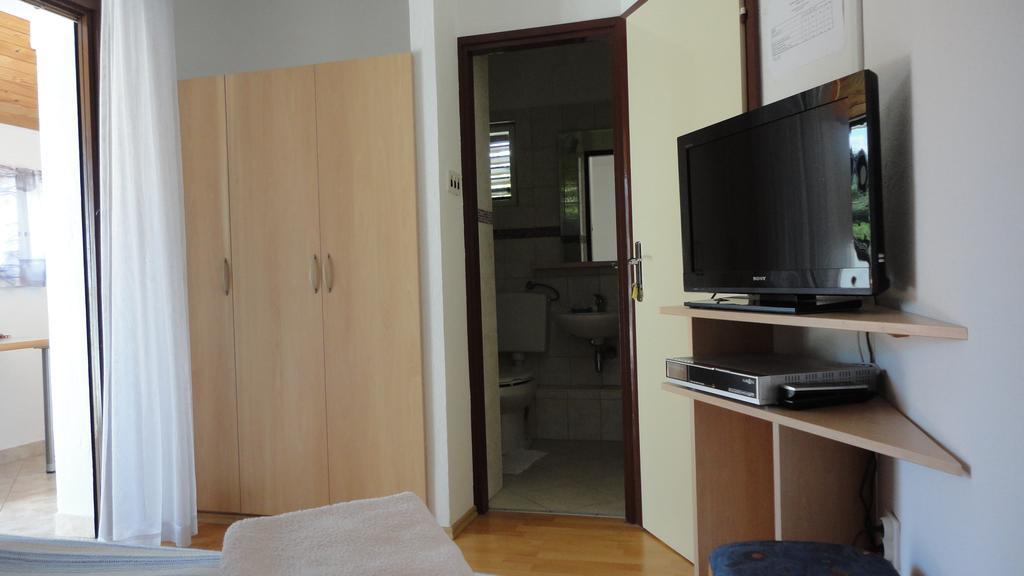 Guesthouse Apartment Bozica Бол Екстер'єр фото