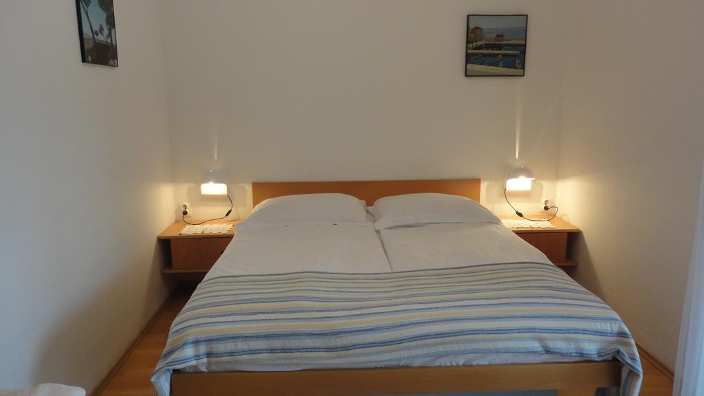 Guesthouse Apartment Bozica Бол Екстер'єр фото