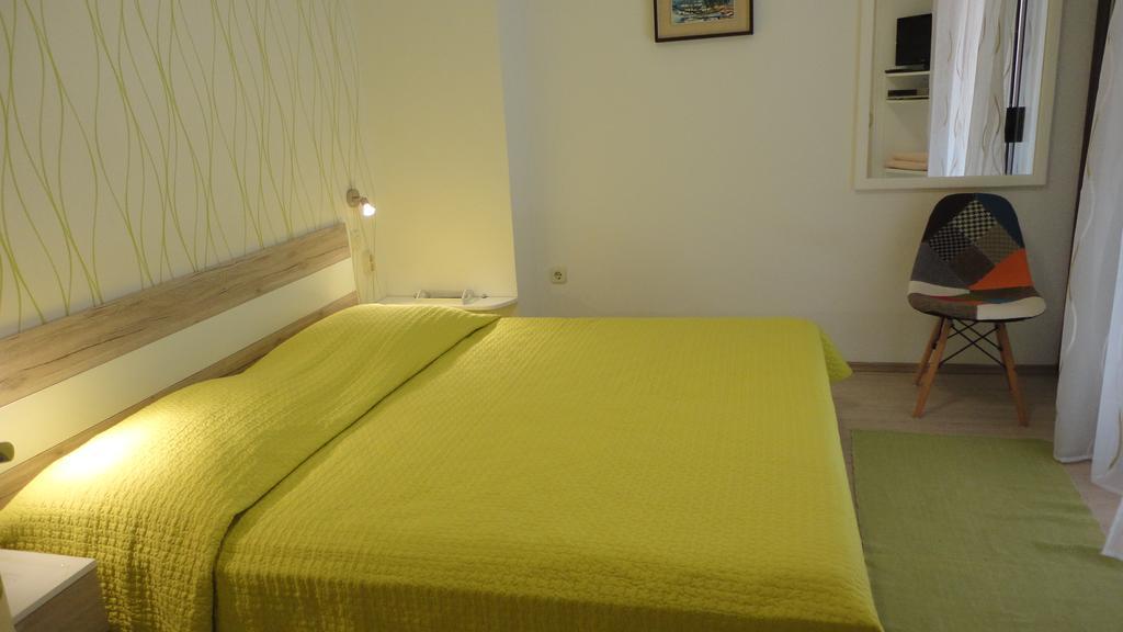 Guesthouse Apartment Bozica Бол Екстер'єр фото