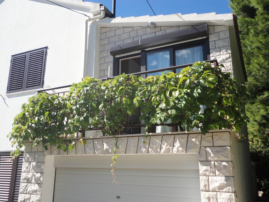 Guesthouse Apartment Bozica Бол Екстер'єр фото