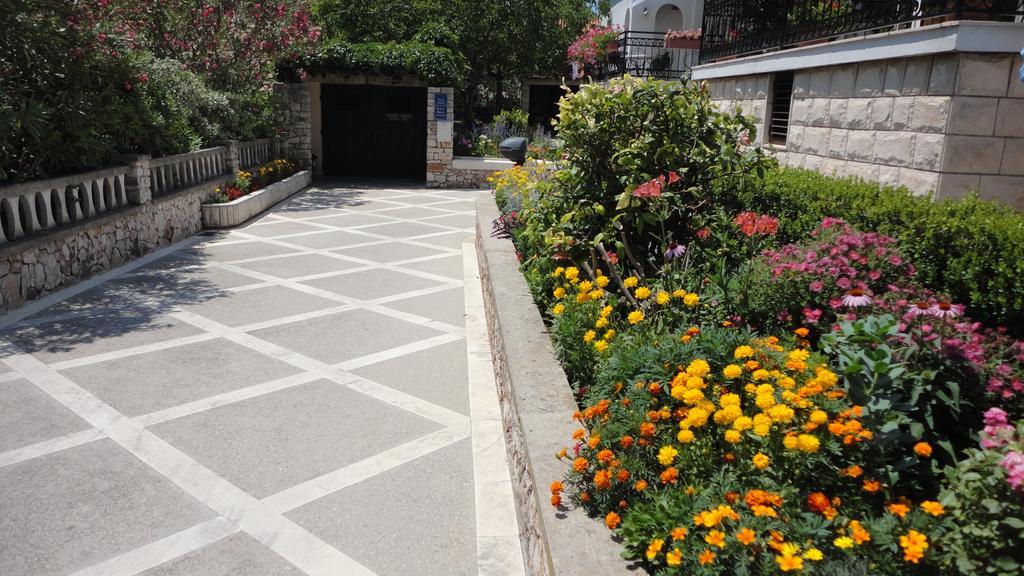 Guesthouse Apartment Bozica Бол Екстер'єр фото